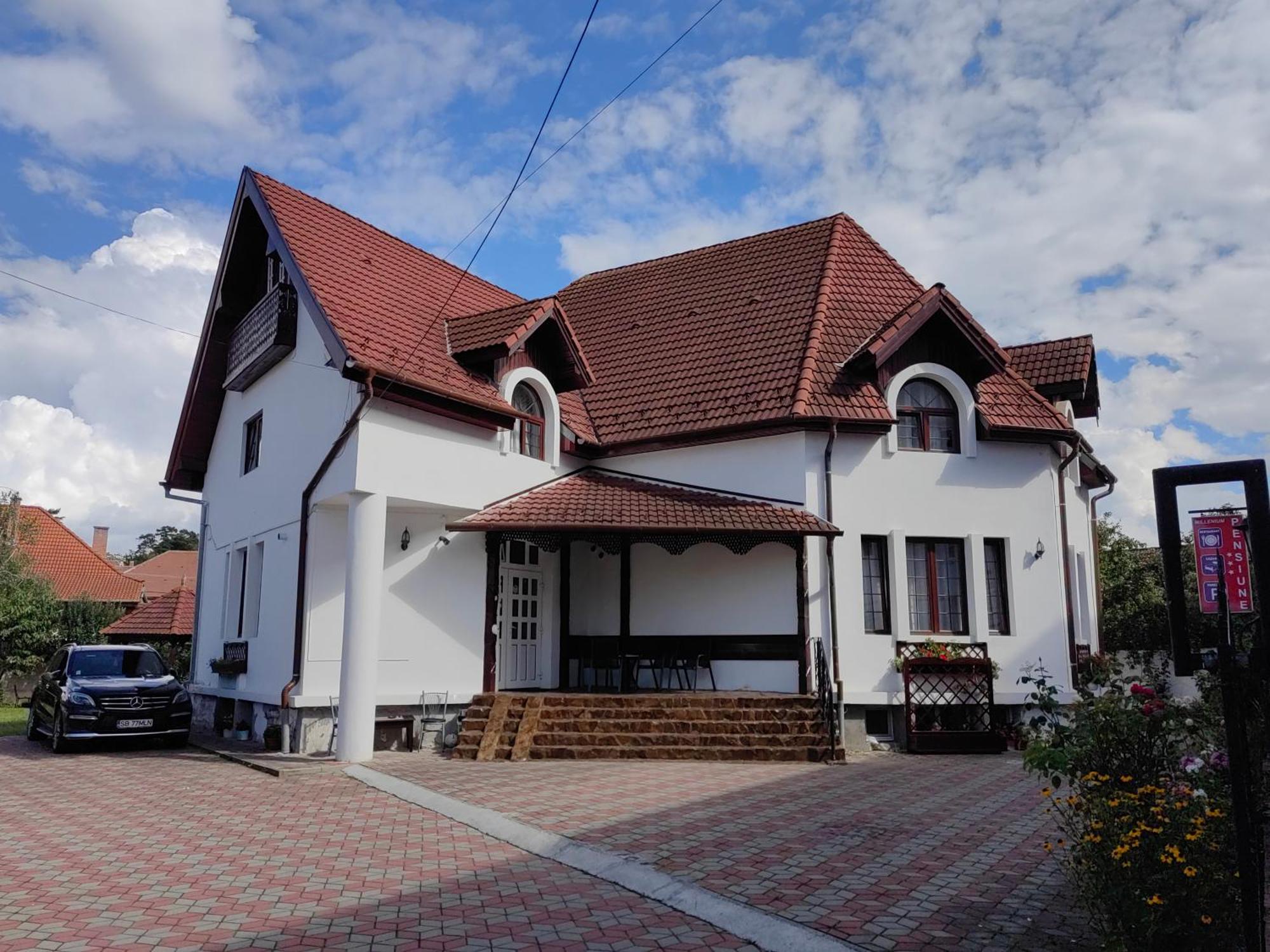 Pensiunea Millenium Sibiu With Parking - Motorcycle Friendly Travel Routes Екстериор снимка
